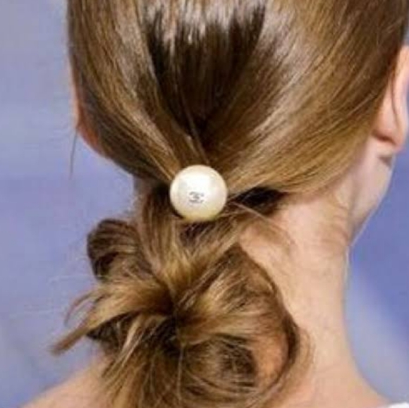 Chanel Gift With Purchase Big pearl scrunchie - Picture 2 of 3